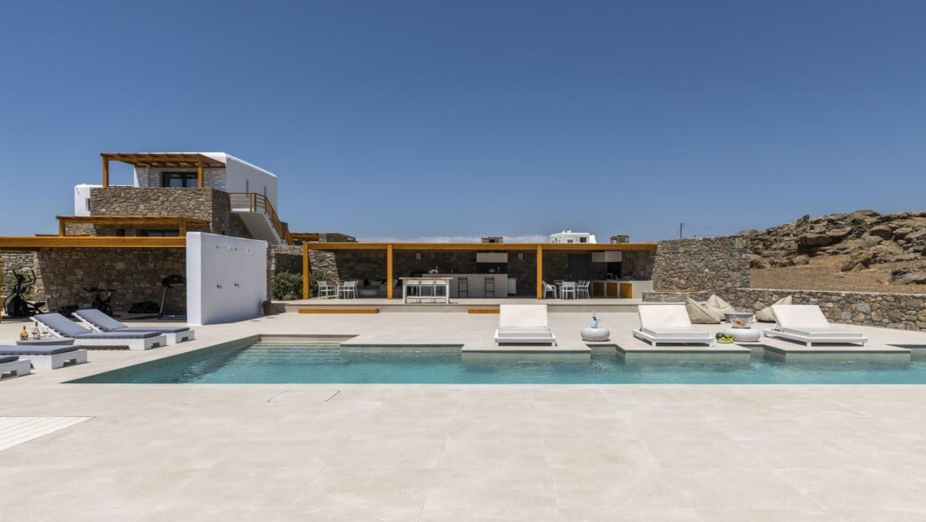 luxury-pool-and-outdoor-dining-area-ibiza