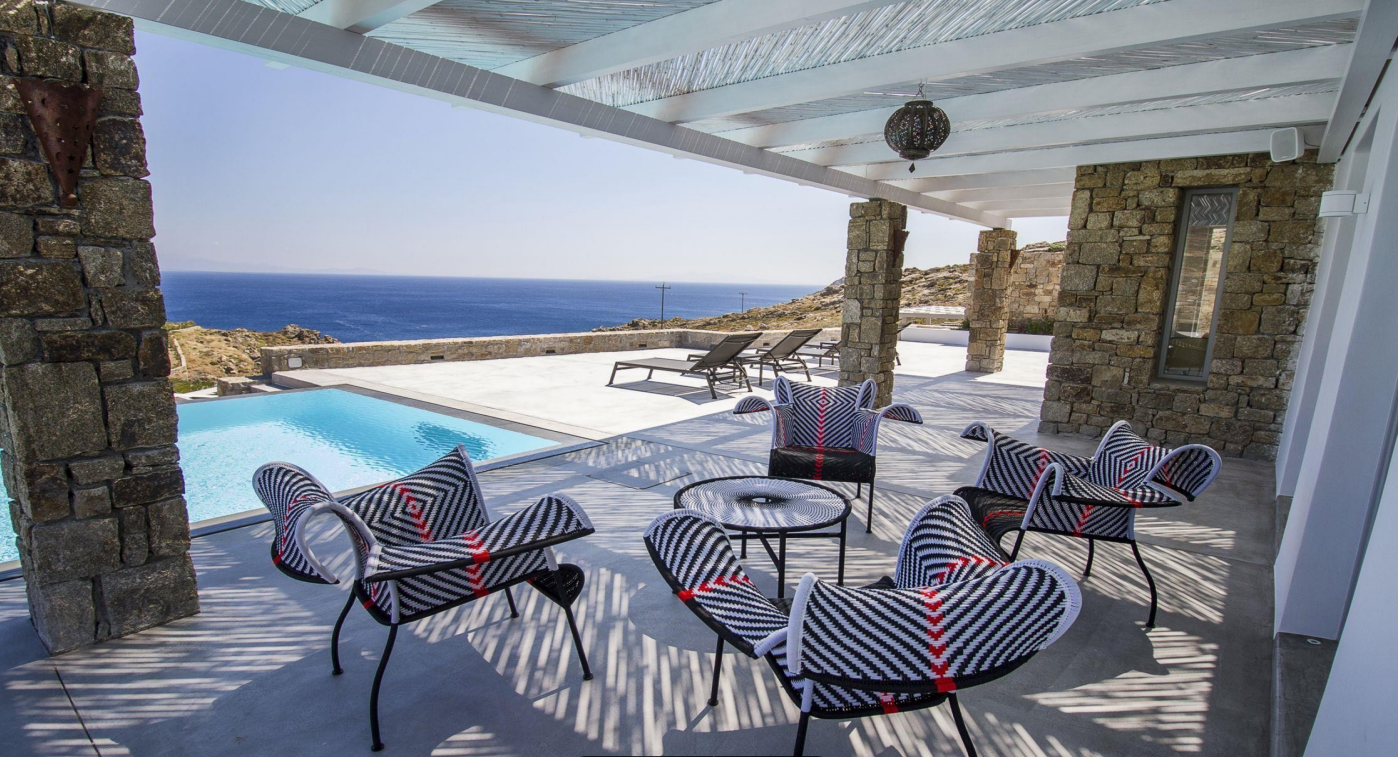 luxury-poolside-seating-ocean-view-stone-columns