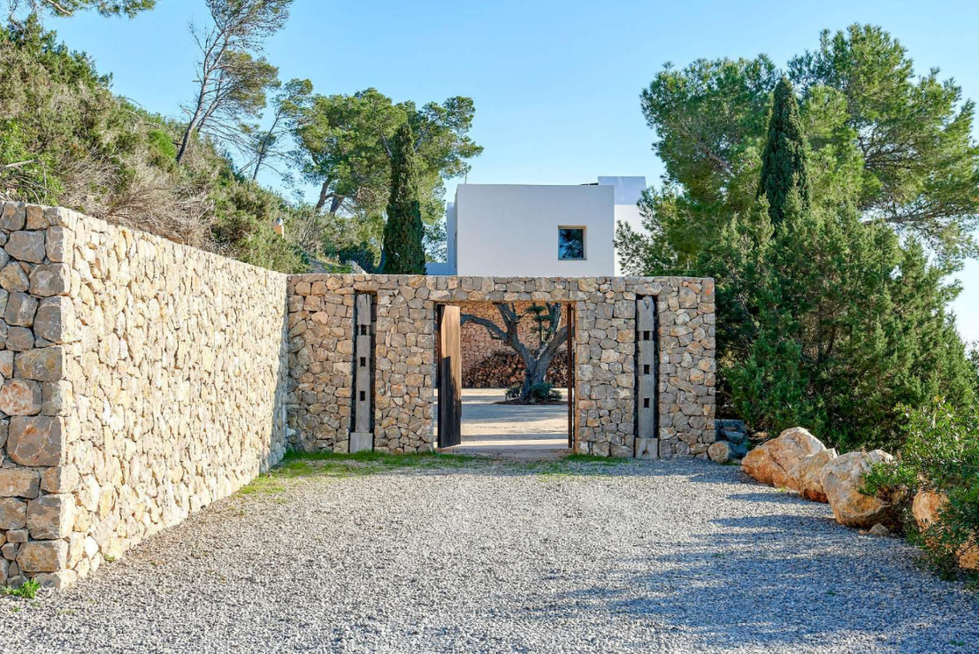 modern-entrance-gate-stone-wall-garden