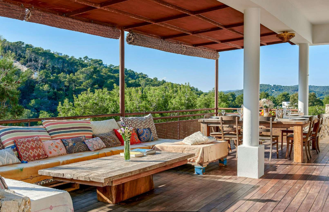 outdoor-living-area-dining-villa-ibiza