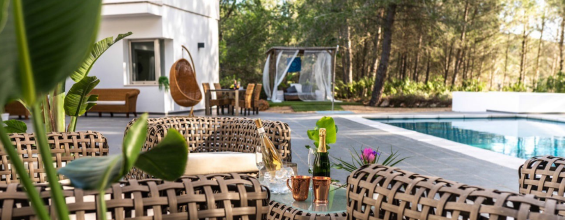 outdoor-poolside-relaxation-champagne-glasses