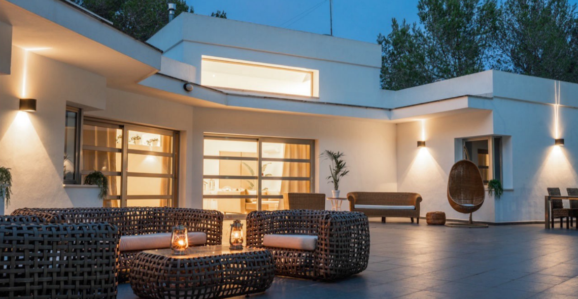 modern-exterior-patio-lounge-night-lighting