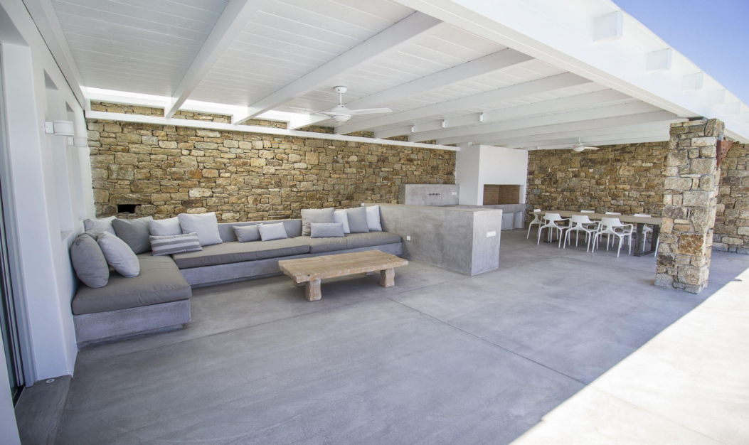 outdoor-living-room-stone-wall-modern-seating-and-kitchen